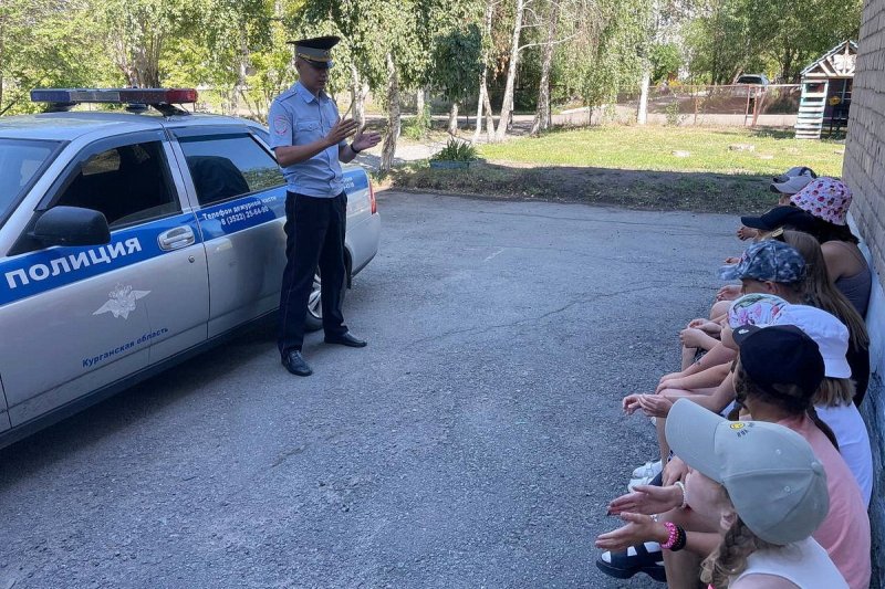 В Петухово сотрудники полиции побеседовали с детьми на тему безопасности дорожного движения